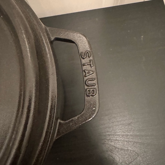 Staub 24 4qt 9-3/8” Cast Iron Round Dutch Oven Matte Black NEW - Picture 4 of 8